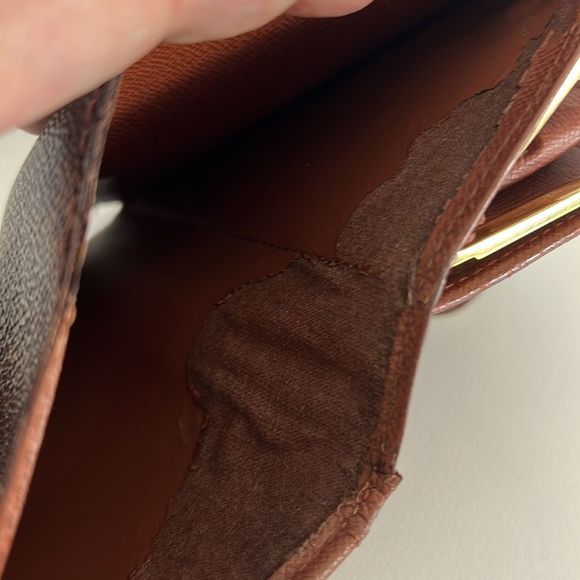 Authenticated Louis Vuitton Viennois vintage wallet - Picture 7 of 15